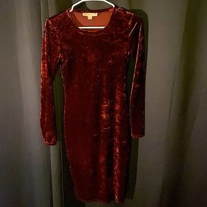Super sexy long body con sleeve velvet dress, perfect for fall season!!